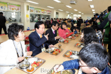 강운태 광주시장, 빛고을초등학교에서 급식 봉사