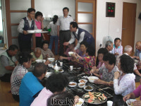마을 경로당 찾아 어르신들에게  국수봉사