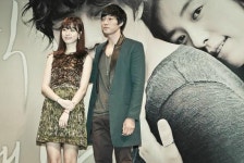 한효주 제작보고회, 하의실종 깃털드레스 “한마리 새같아”