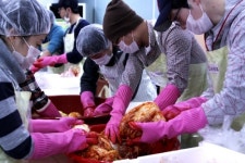 아워홈, 소외 노인 위한 ‘김장 담기기’ 행사 진행