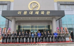 화순 이용대 체육관 개관…본격 운영