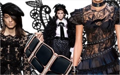 블랙 레이스 드레스로 즐기는 다크 로맨스