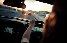 [엘르보이스] 여자에게 운전 권하는 영화 <반도>