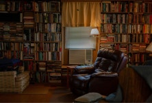 책으로 둘러싸인 장인성의 서재