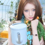 키키는 비닐하우스에서 뮤직비디오를 찍어