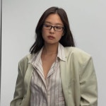 제니 수트 룩 속 이 아이템 2026 유행 확정입니다