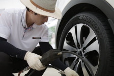 한국타이어, 휴게소에서 타이어 무상점검 받으세요