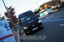 자율주행셔틀 빨간불 정차는 OK, 승객 앞은 아직