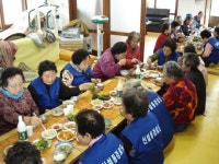 [제주서] 식목일을 맞이하여 청사 주변 비료주기 운동