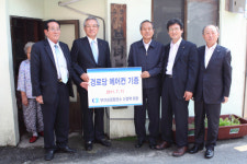 [동정]신정택 부산상의 회장, 지역 경로당에 에어컨 기증