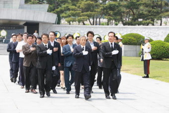 이현동 국세청장, 호국보훈 직원과 현충원 참배