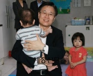 김덕중 국세청장, 재래시장·보육원 방문