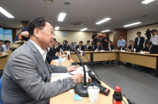 유일호 부총리, 한진사태 관련 부산신항 현장방문
