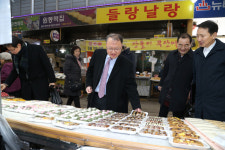 한승희 국세청장, 세종전통시장 찾아 상인들과 환담