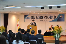 [부천서]명예민원실장이 민원인에 기념품 증정