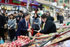 한경선 대구국세청장, 작은 정성 도움되길 전통시장 장보기·복지시설 위문