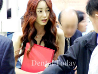 “신원덴탈 부스 도우미는 예뻐요”
