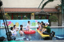 파란 주 선하 수영장서 끼 대결