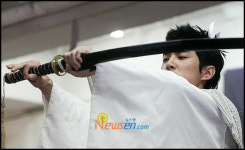 [포토엔]데니안, 검을 다루는 무사의 손길!