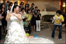 [포토엔]김미자 결혼식 부케는 후배 권진영에게