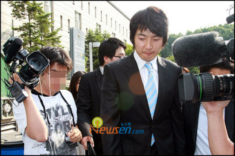 [포토엔]송일국 증인 출두,뜨거운 취재열기