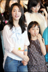 [포토엔]송연 한지민, 아역 송연이 손 꼭잡고~