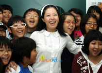 [포토엔]일일 교사 나선 김여진, 아이들과 함께 행복해요