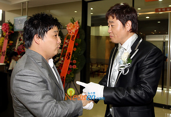 코미디 스타 윤정수, 12살 연하 필라테스 강사와 결혼 발표 행복을 찾았다