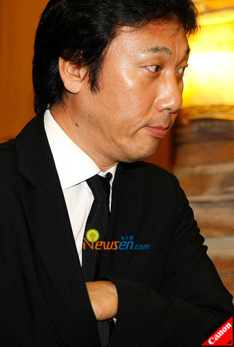 [포토엔]故 안재환 빈소 찾은 이문세, 정선희 힘내길