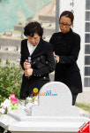 [포토엔]故 최진실 삼우제 정선희, 최진실 어머니와 추모