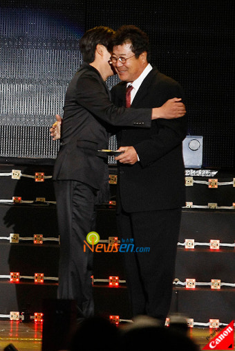 [포토엔]‘엄마가 뿔났다’ 김정현, 아버지 백일섭 축하드려요~