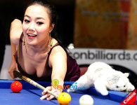 [포토엔]팝아티스트 낸시랭, 당구 재미에 빠져