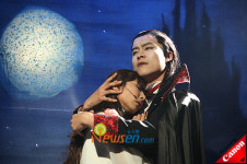 [포토엔]달빛아래 거부할 수 없는 드라큘라 유혹