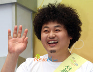 [포토엔]폭탄머리 윤택, ‘여러분 반가워요~’