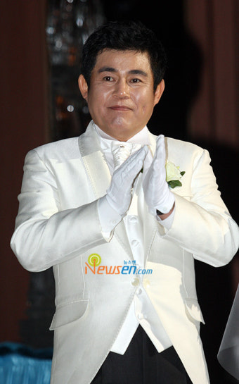 [포토엔]늦깎이 새신랑 정명환, 기쁨의 박수