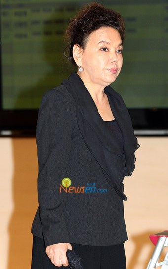 [포토엔]김수미, 故 여운계 빈소 조문