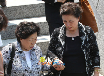 [포토엔]친구(여운계) 떠나 보낸 전원주-서우림, ‘서로를 위로하며’