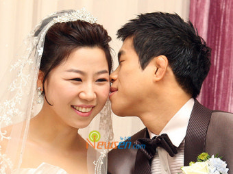 [포토엔]올림픽 금메달 정지현, ‘신부 볼에 살짝 입맞춤’