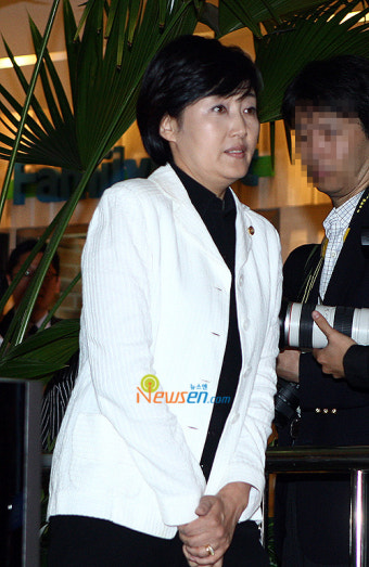[포토엔]빈소 조문하는 박영선 의원(故 김 前 대통령 서거)