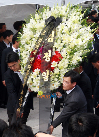 北서 보낸 故 김대중 근조화환엔 붉은 김정일花가...