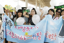 [포토엔]이동욱 팬들 ‘동욱씨, 건강하게 다녀오세요~’