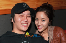 [포토엔]김용준, ‘여친 황정음 음반 작업 응원왔어요’