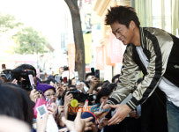 [포토엔]친절한 (서)인국씨, 팬들과 일일이 악수