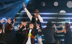 [포토엔]인디언 보이 MC몽, ‘마치 교주처럼’