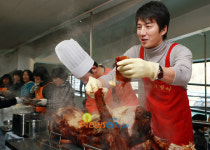 [포토엔]‘사랑의 밥차’ 정준호, ‘돼지 두마리 잡아왔어요!’