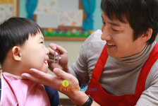 [포토엔]봉사활동하는 정준호 ‘맛있어?’