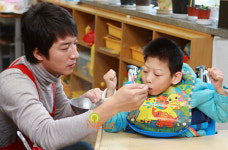 [포토엔]정준호, 국물도 손수 먹여주며~