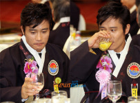 [포토엔]이병헌 ‘오늘따라 너무 갈증나네요~’