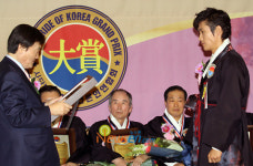 [포토엔]이병헌, 자랑스런 한국인 대상 영화연기부문 수상