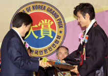 [포토엔]이병헌, 자랑스런 한국인 대상 수상하며 매력 미소